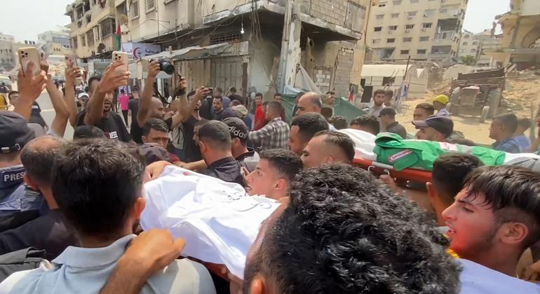 2025年8月10日，以色列空袭加沙，一名记者遇难，哀悼者抬着他的遗体。